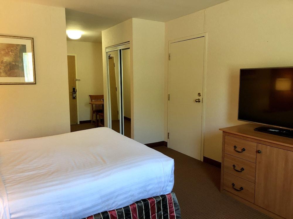 Super 8 By Wyndham On Cornwall