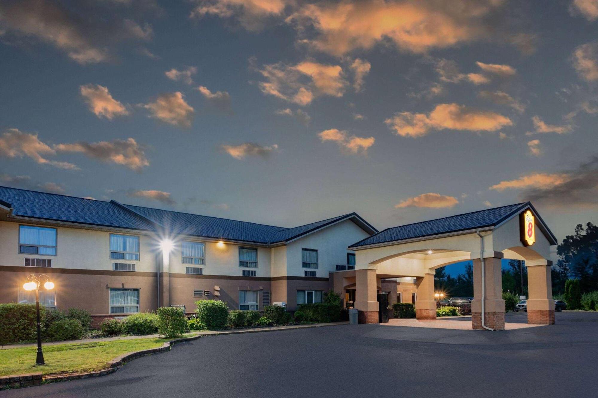 Super 8 By Wyndham On Hotel